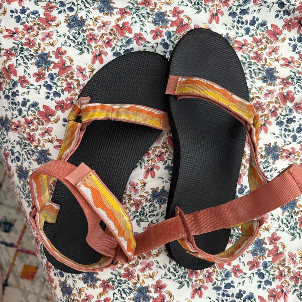 Women’s Tevas size 10